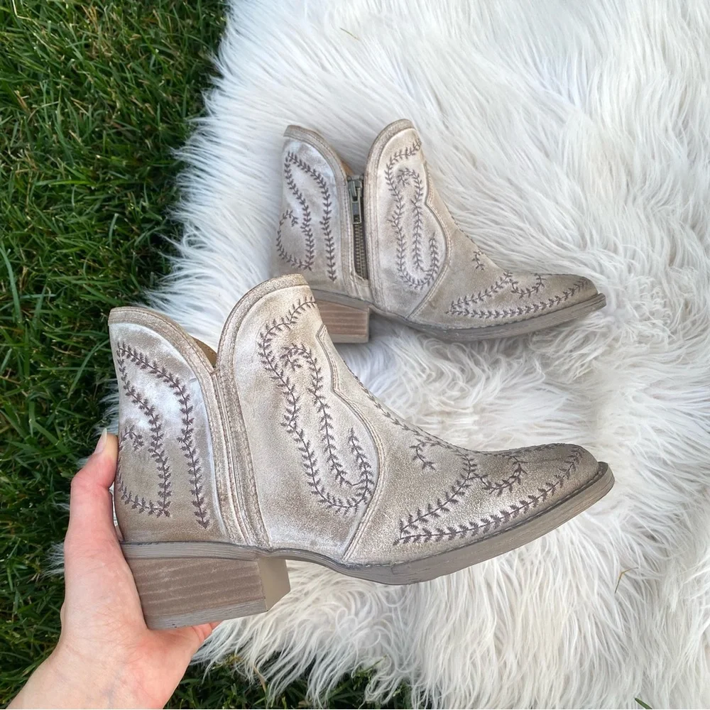 Sterling River Taupe Embroidered Ankle Booties 7 EUC